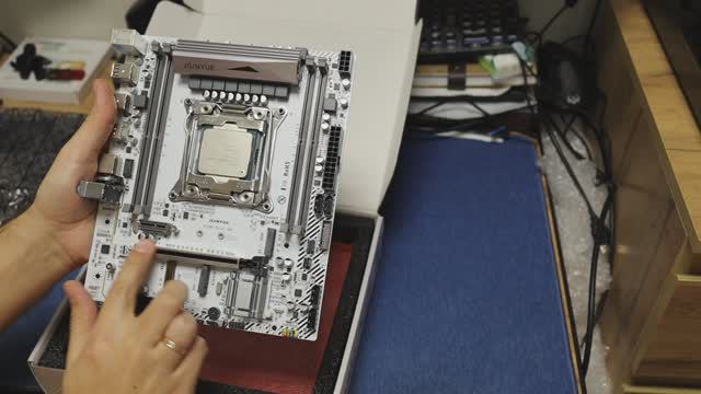 Распаковка комплектующих для белой сборки на Xeon