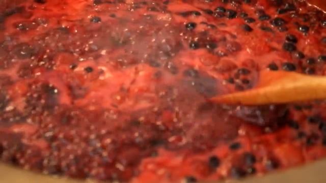 Варенье из чёрной смородины, вишни и клубники. Быстро и просто. смотреть онлайн