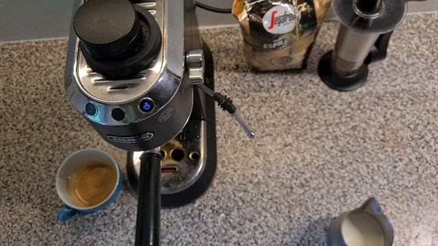 DeLonghi Dedica EC685 - Latte art смотреть онлайн