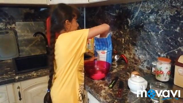 ИВА ГОТОВИТ БЛИНЫ СЕБЕ НА ЗАВТРАК. смотреть онлайн