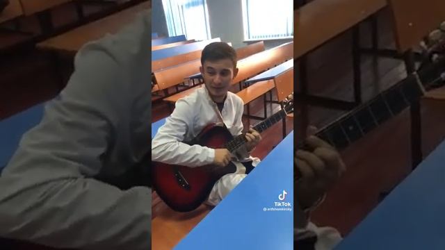 чеченские парнишка поёт песню смотреть онлайн