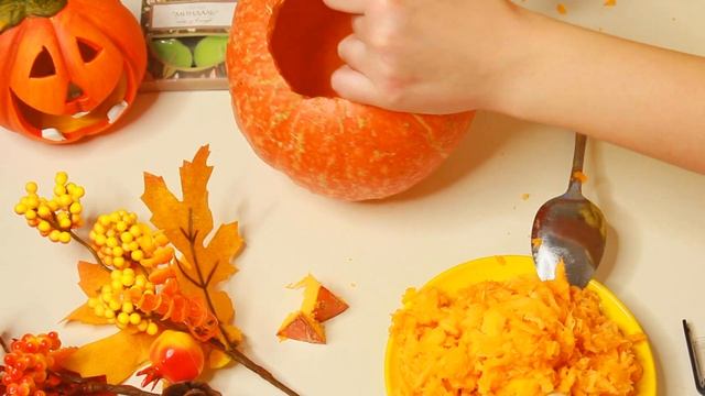 ВЫРЕЗАЕМ ТЫКВУ НА ХЭЛЛОУИН вместе с ПИТОМЦАМИ! / КАК СДЕЛАТЬ ТЫКВУ НА ХЭЛЛОУИН? / HALLOWEEN DIY смотреть онлайн