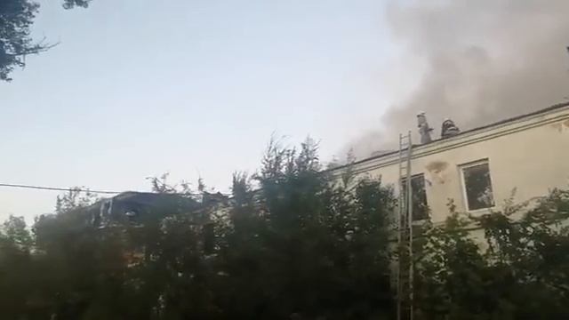В Астрахани ликвидируют пожар