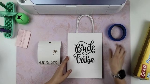 How to Apply Vinyl and Decorate a Gift Bag with Cricut смотреть онлайн