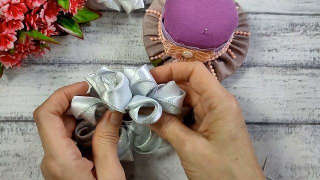 Праздничные бантики из атласной ленты и парчи Ювелирная серединка своими руками \Master diy канзаш смотреть онлайн