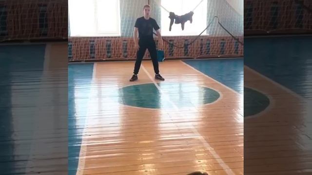 Танцоров закидали кроссовками смотреть онлайн