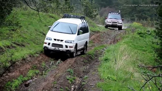 Mitsubishi Delica & Suzuki Grand Vitara 4x4 off road Muddy! смотреть онлайн