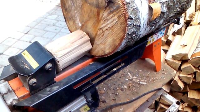 Как просто расколоть дрова. (How easy it is to split firewood.) смотреть онлайн