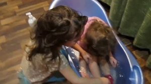 Непослушная девочка в ванночке Для детей KiDS Children Мама купает свою дочь.