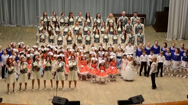 Хор Крынічка (полный состав) - Подари улыбку миру смотреть онлайн