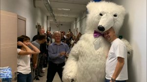 Поздравление для директора | белый мишка учуял именинника !  #белыймедведьмосква