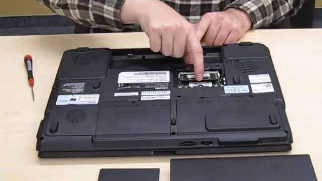 Toshiba da Série P200: Substituir a memória смотреть онлайн