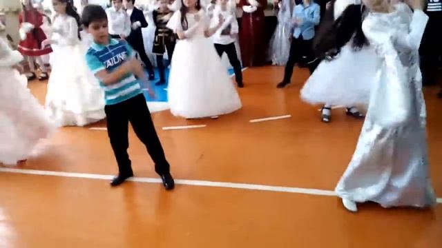 "Танец" на песню (danza kuduro don omar feat. lucenzo)...... смотреть онлайн