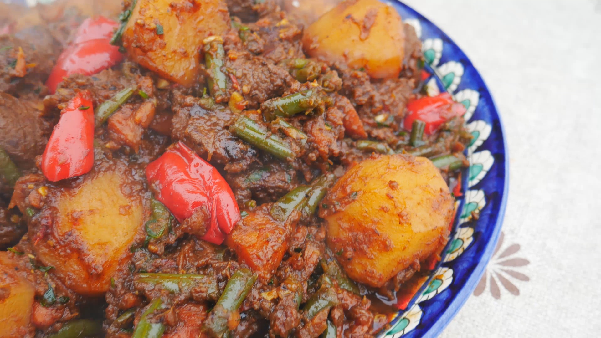 Вот так нужно готовить жаркое по-восточному в казане на костре. смотреть онлайн