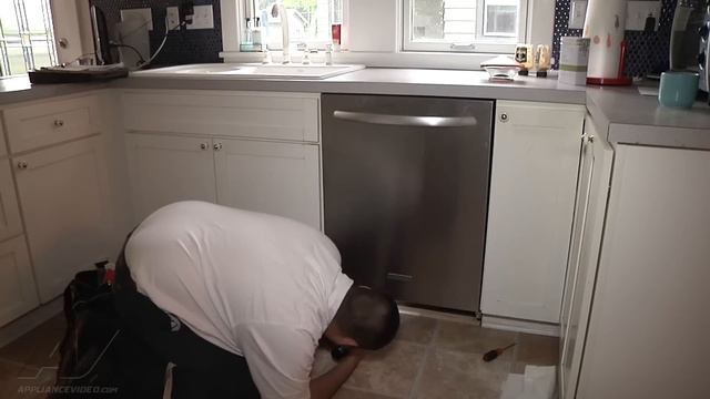 KitchenAid Dishwasher Repair - Burning or Melting Smell - Heater Element Assembly смотреть онлайн