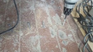Укладка фанеры на деревянный пол. Быстрая протяжка половых лаг с помощью магнита.