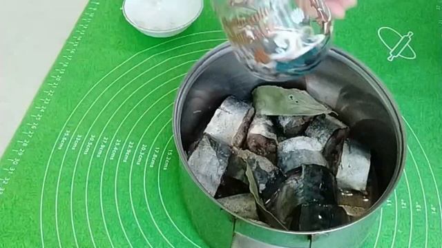 Скумбрия по-домашнему ! Очень простой способ приготовления вкусной скумбрии ! смотреть онлайн