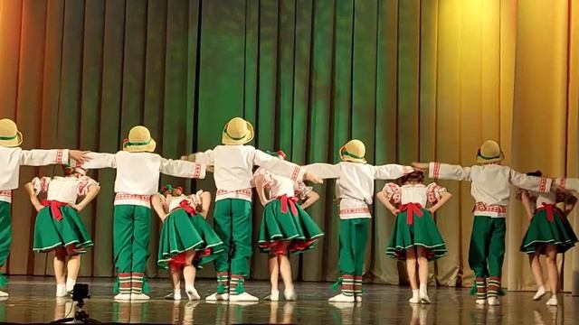 Белорусский танец "Жабка". Мл.группа ансамбля танца "Ритмы века". 24 мая 2022г смотреть онлайн