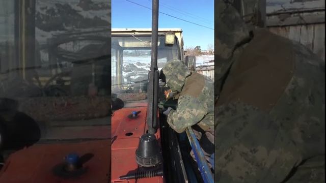 почему не поднимается стрела погрузчика трактора как проверить уровень масла в гидравлике ЮМЗ смотреть онлайн