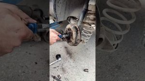 Как снять Барабан у Оки заднего колеса и как быть если сломались колодки в дороге и нет Магазина