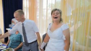 Весёлая русская свадьба. Пьяная невеста клянётся в любви. Жених в шоке