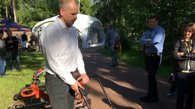 Электрический аэратор Black&Decker для вычесывания газона от старой травы и мха смотреть онлайн