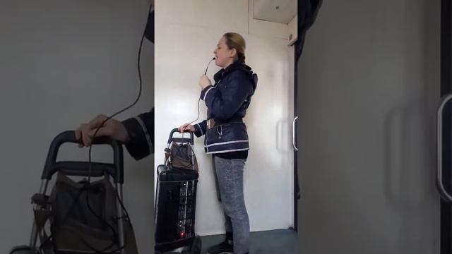 Девушка поёт в Московской электричке... смотреть онлайн