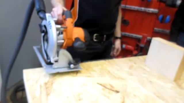 Работа дисковой пилы (CIRCULAR SAW working) AEG KS 66-2 смотреть онлайн