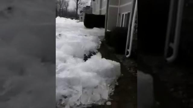 Creeping Ice Attacks The House смотреть онлайн