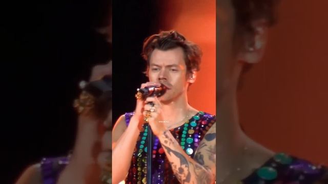 Harry getting emotional when he saw the heart balloons ?? go up during Matilda! ?? смотреть онлайн