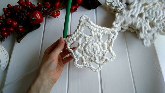 ?Новогодняя сервировочная салфетка "Снежинка" из трикотажной пряжи смотреть онлайн