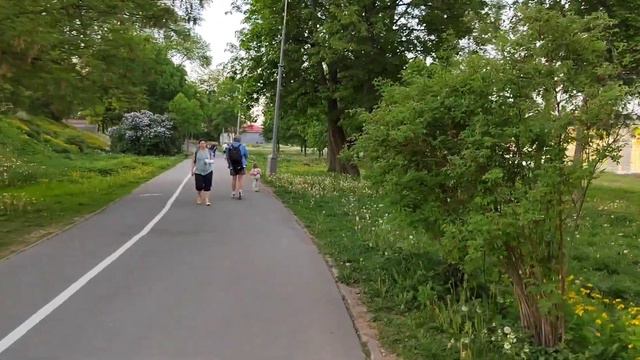 Яна идет на теннис на дворе май, теннис у стен древнего кремля, рядышком река. Прогулка 4. смотреть онлайн