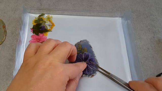 Невероятно, но факт! кулон с натуральным камнем и цветами внутри. Мастер класс как сделать кулон. смотреть онлайн