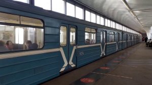 81-717/714 номерной на станции Воробьёвы горы