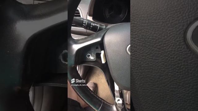 Устанавливаем новую накладку руля на Solaris