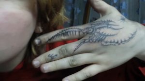 делаю сама себе татуировку