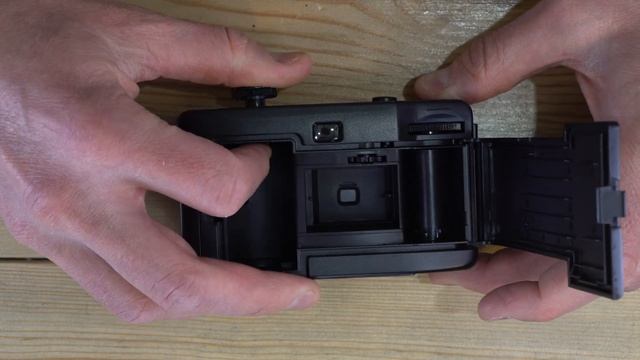 Kodak i60 35mm Reusable Film Camera Manual: Load Film, Change the Battery, and Take a Photo смотреть онлайн