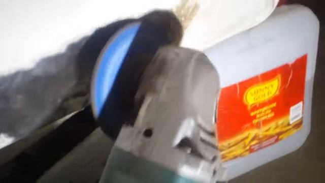 Зачистка двери от ржавчины "болгаркой" УШМ смотреть онлайн