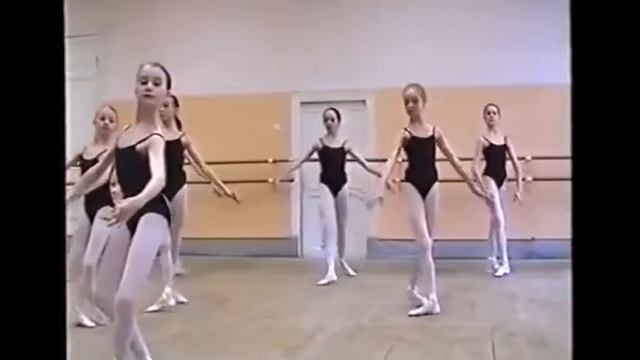 Método Vaganova 2 série - Saltos - Glissade e Pas de basque смотреть онлайн
