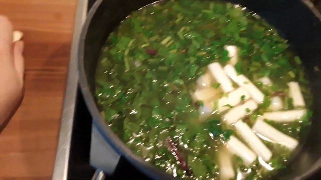 Зеленый весенний суп с травами