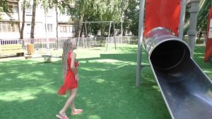 Я с подружкой Ксюшей на детской площадке.Горка пожиратель.