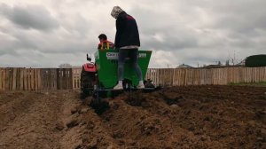 Сажаем картофель минитрактором с заводской картофелесажалкой Rossel