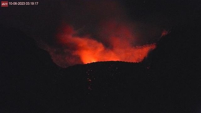Jun 10, 2023: Firework Explosions at Semeru Volcano, Java, Indonesia смотреть онлайн
