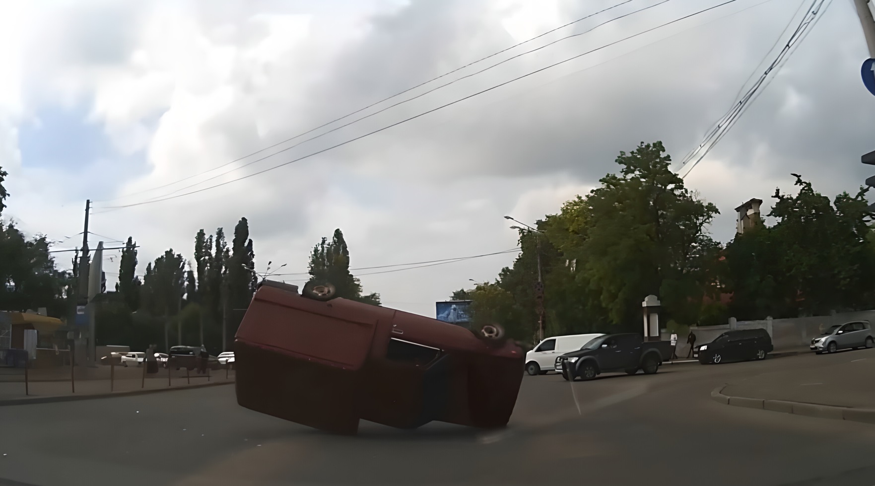 КТО ВЫДАЛ ИМ ПРАВА? Водители совершают глупейшие поступки, которые приводят к печальным последствиям смотреть онлайн