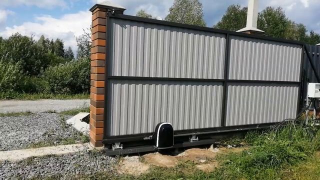 откатные ворота на кирпичных столбах. смотреть онлайн