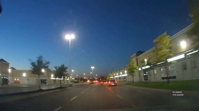 Audi Q5 running red light at Vaughan Mills смотреть онлайн