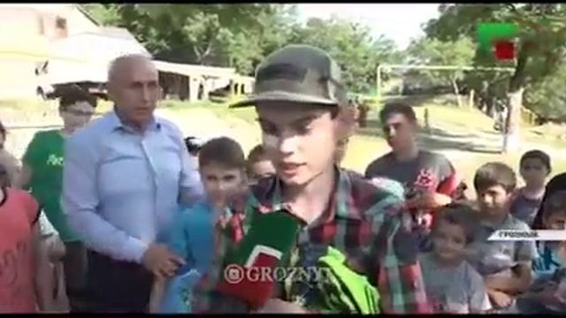 Детям 35-го и 56-го участков Грозного подарили футбольные снаряжения. смотреть онлайн