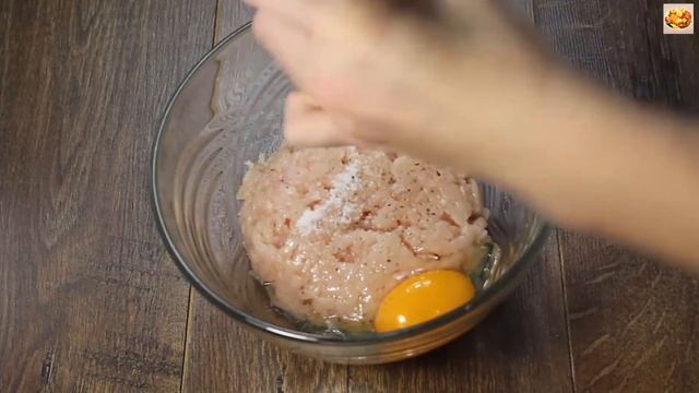 Зразы из куриного фарша с сочной начинкой, приготовленные в панировке. смотреть онлайн