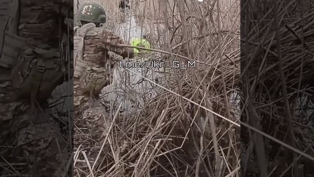 Всушники по каким то грязевым болотам тянут раненого смотреть онлайн