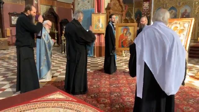 Чудотворная икона Божией Матери именуемая "Скоропослушница" в соборе Александра Невского смотреть онлайн